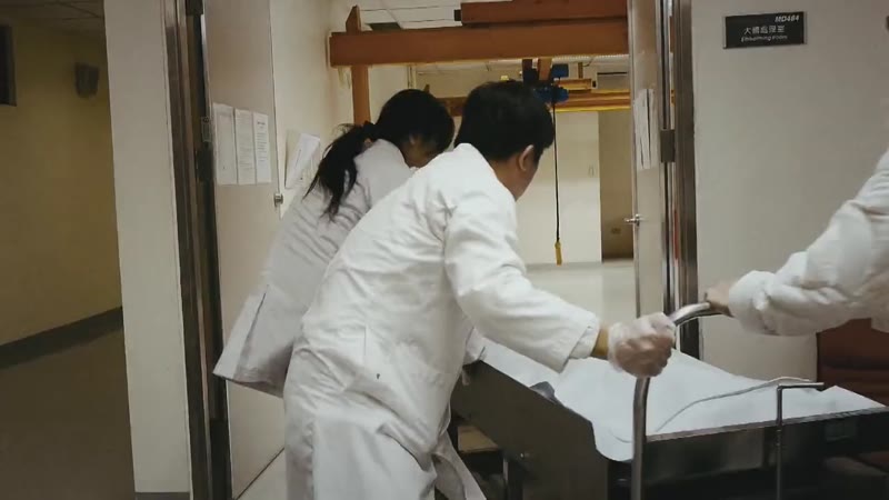 那个静默的阳光午后剧照1